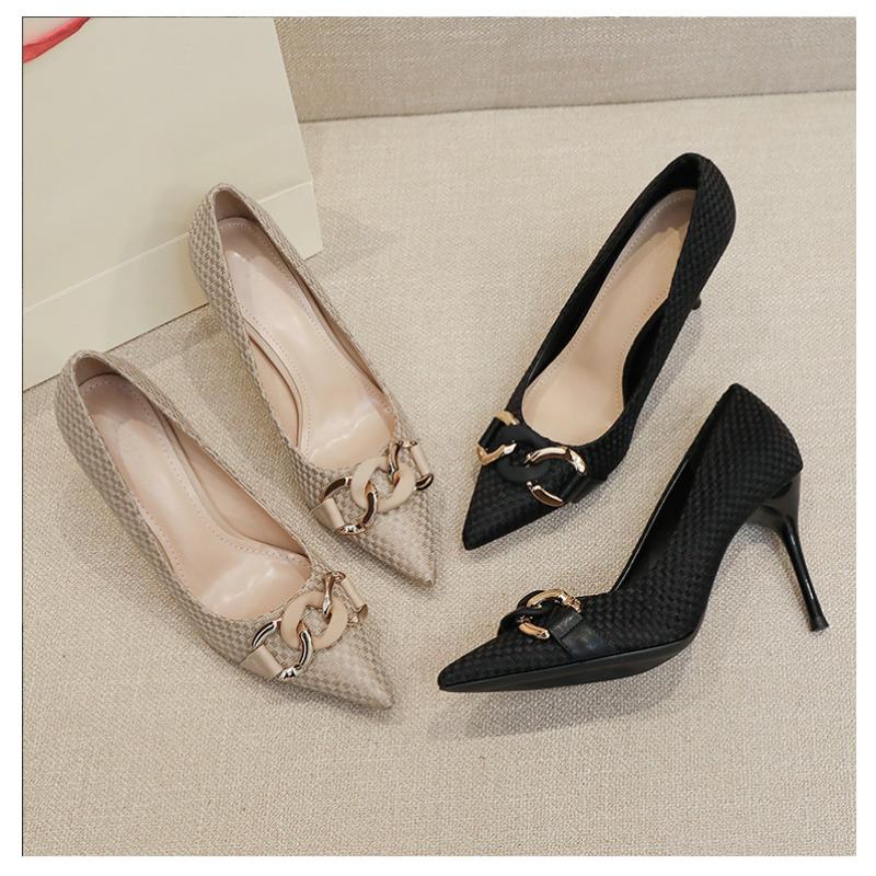 A piece of women's fashion plus-size high heels, women's stiletto pointed banquet shoes