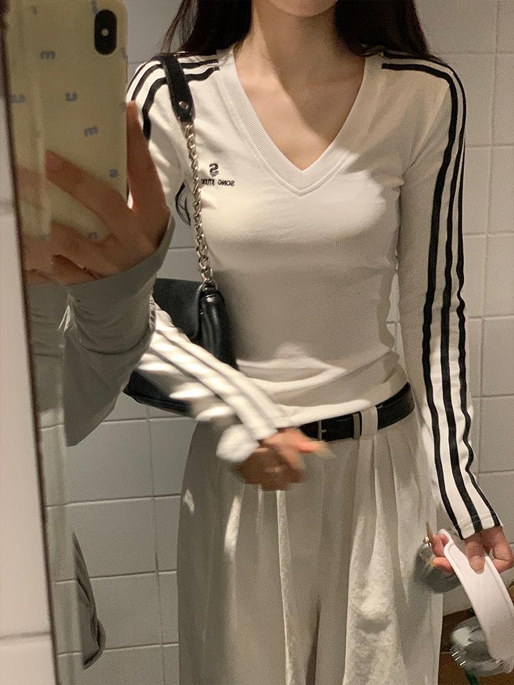 Damski biały top w paski z dekoltem w serek i długim rękawem, dopasowany - Jesień/Wiosna 2025