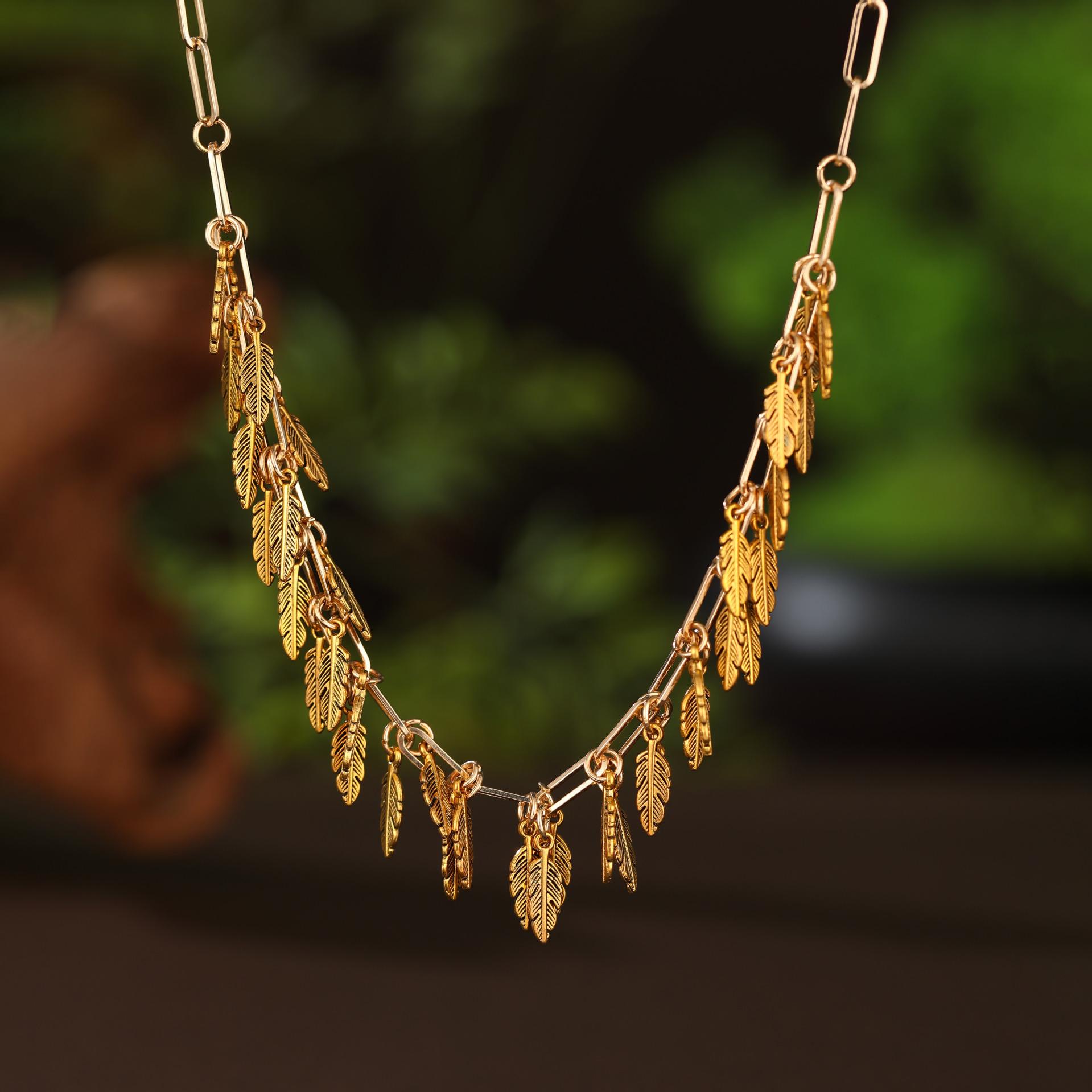 

Новое золотое ожерелье с бахромой из маленьких листьев, женское ретро-универсальное высококлассное ожерелье с листьями