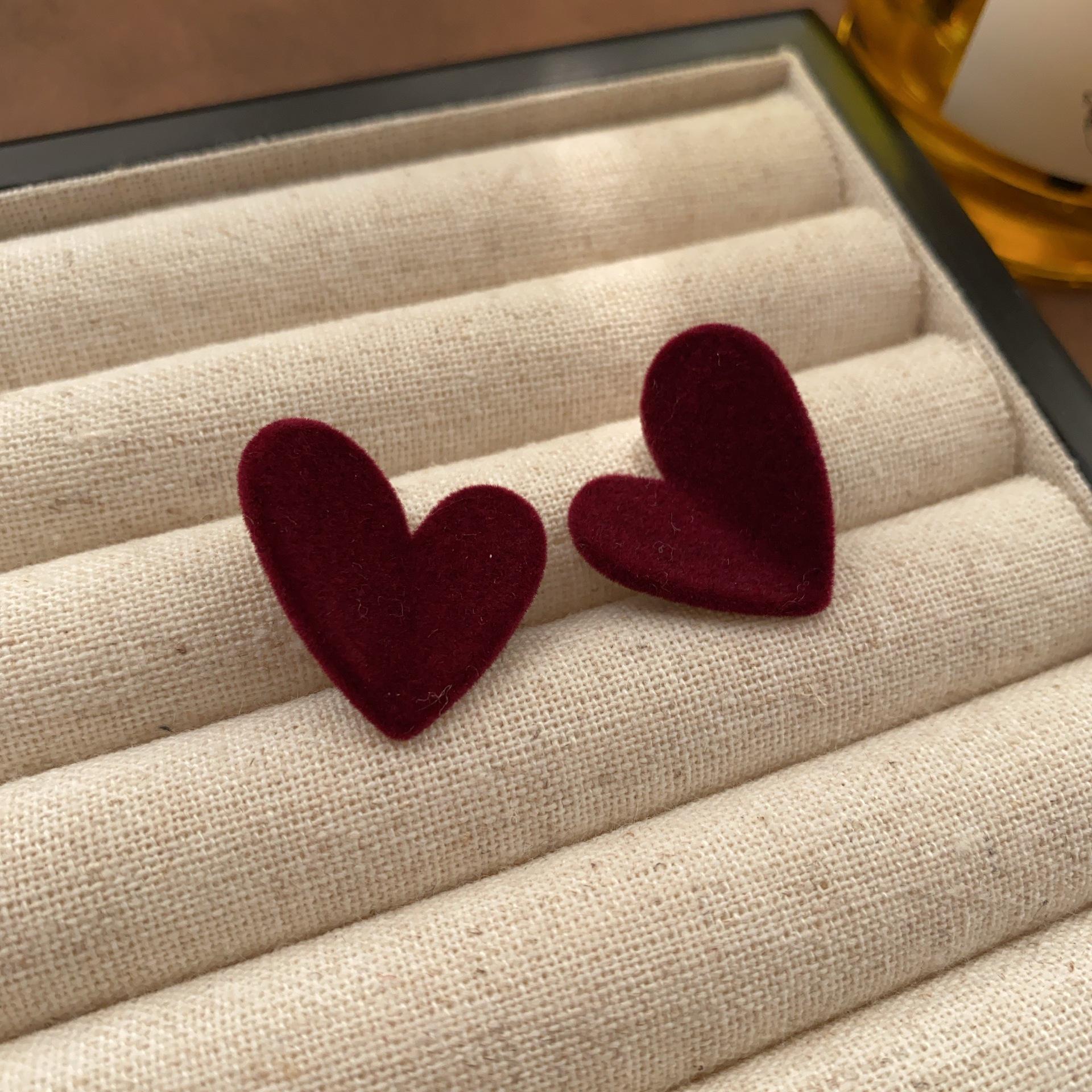 

Blogger s Flocked Heart Korean Minimalist Retro Earrings for Autumn/Winter