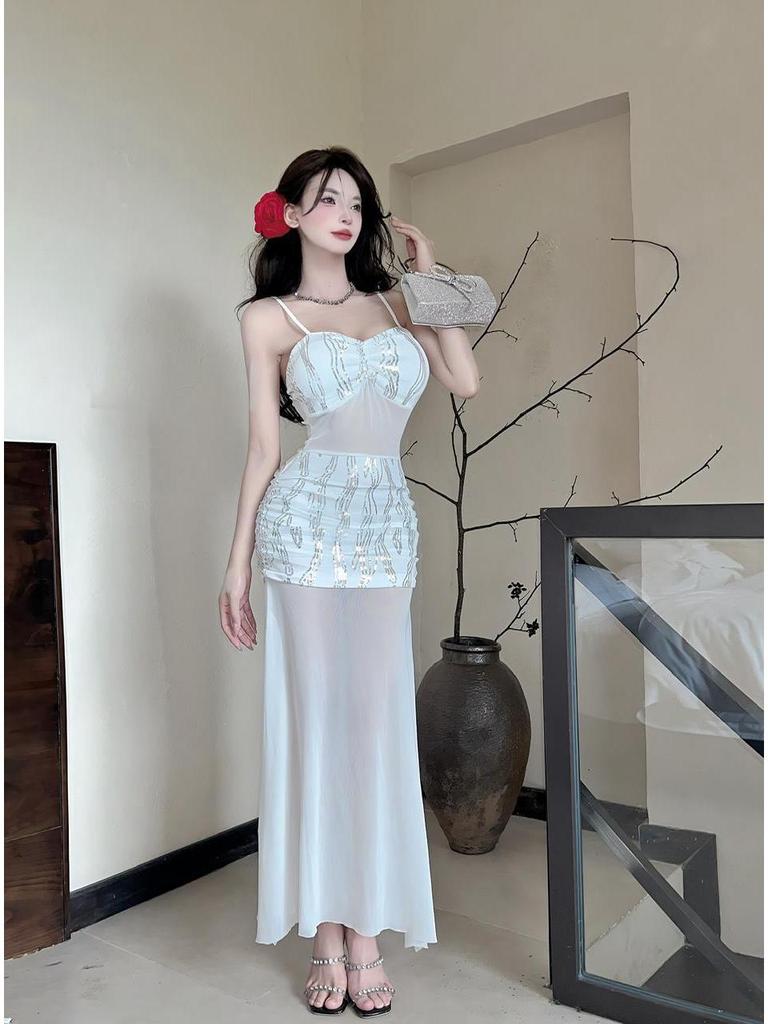 Seksowna sukienka bodycon z siateczki na cienkich ramiączkach - Półprzezroczysta, z wycięciem w talii