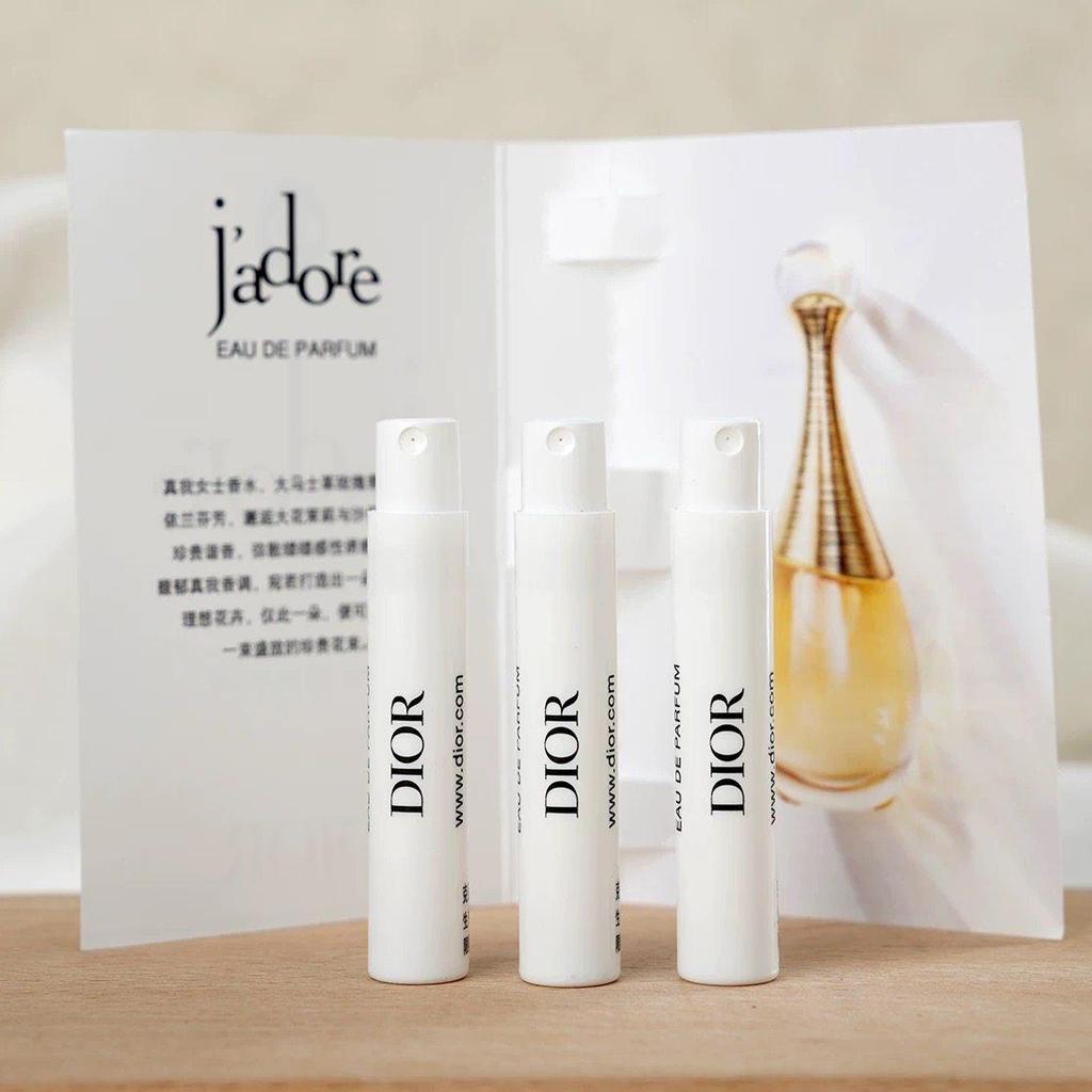 Dior Adoro Eau de Parfum 1ml: Profumo floreale classico, elegante, sofisticato e di lunga durata.