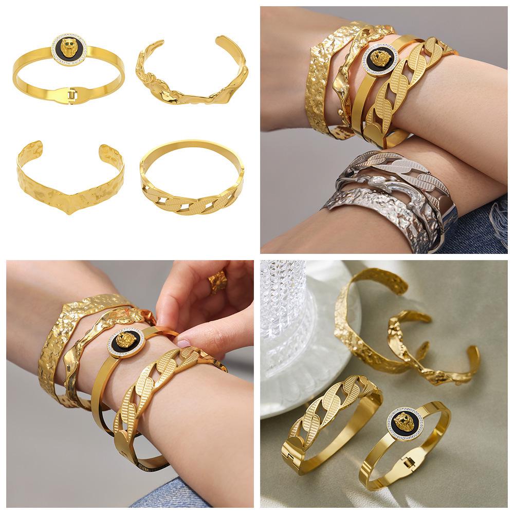 Bracciale con Testa di Leone Incastonata di Zirconi: Acciaio Inossidabile, Chiusura Elastica, Texture Martellata, Design Irregolare.