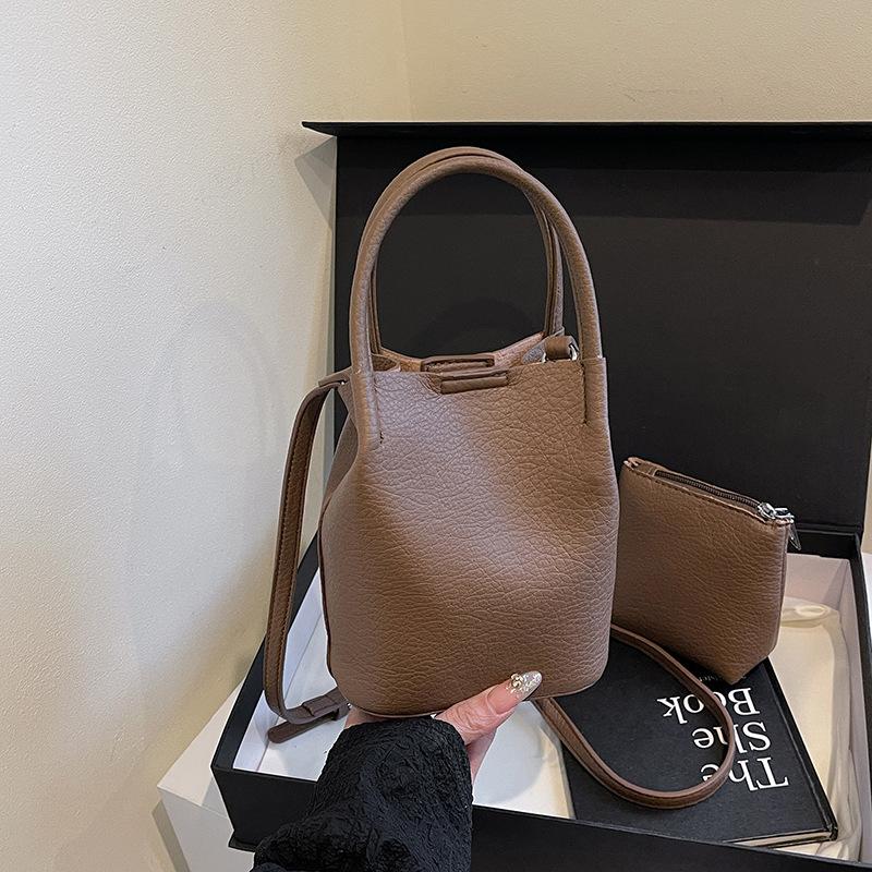 

Премиальный нишевый детский рюкзак для мамы, женская весна-лето 2025, новая ретро сумка-мессенджер, женская ручная плиссированная сумка-ведро коричневый