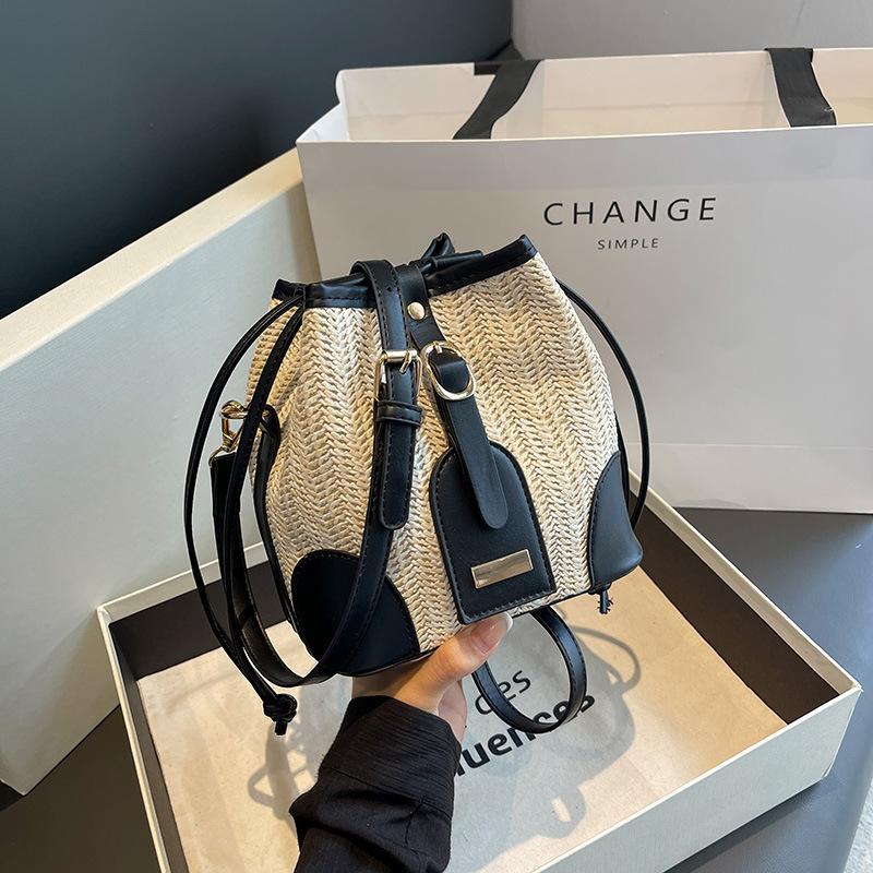 Woven bucket bag women's new 2025 fashion versatile shoulder bag splicing casual messenger straw bag