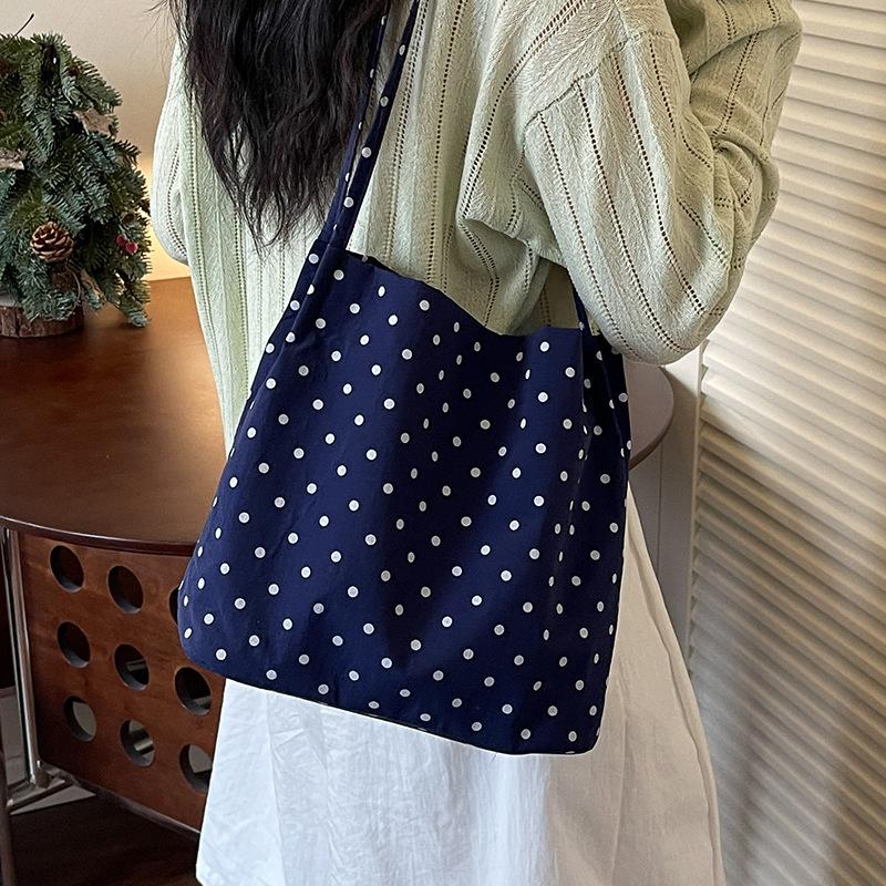 Torba Totebag w Kropki - Modna i Stylowa Jednoramienna Torba typu Bucket z Unikalnym Wzorem, Odpowiednia dla Osób Preferujących Małe Torby.