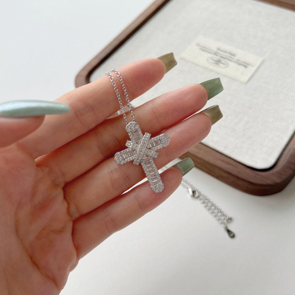 Cross Europe S625 Sterling Silver Women's Necklace, Luxurious Diamond Cross Pendant, Fashionable Clavicle Chain.