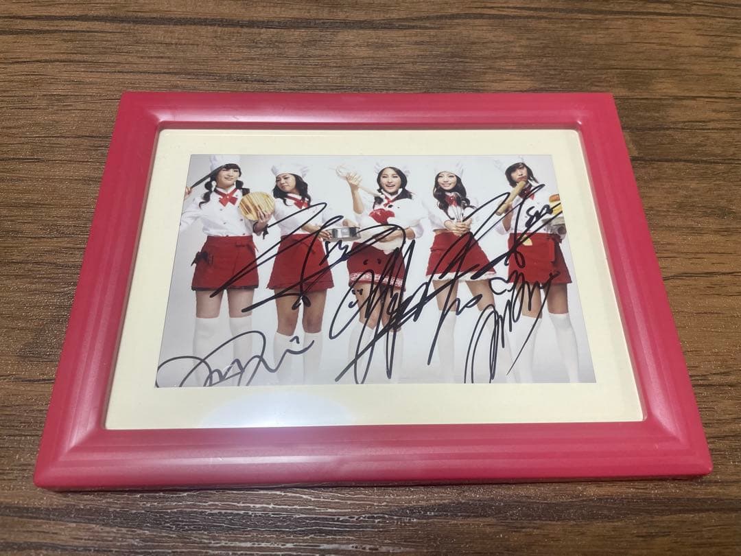 

[USED] A photo signed by all KARA members in a pink frame