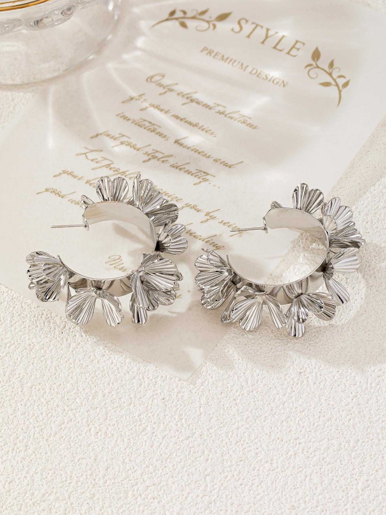 

Medieval exaggerated three-dimensional flower earrings, creative geometric metal sense exquisite C-shaped earrings срібний