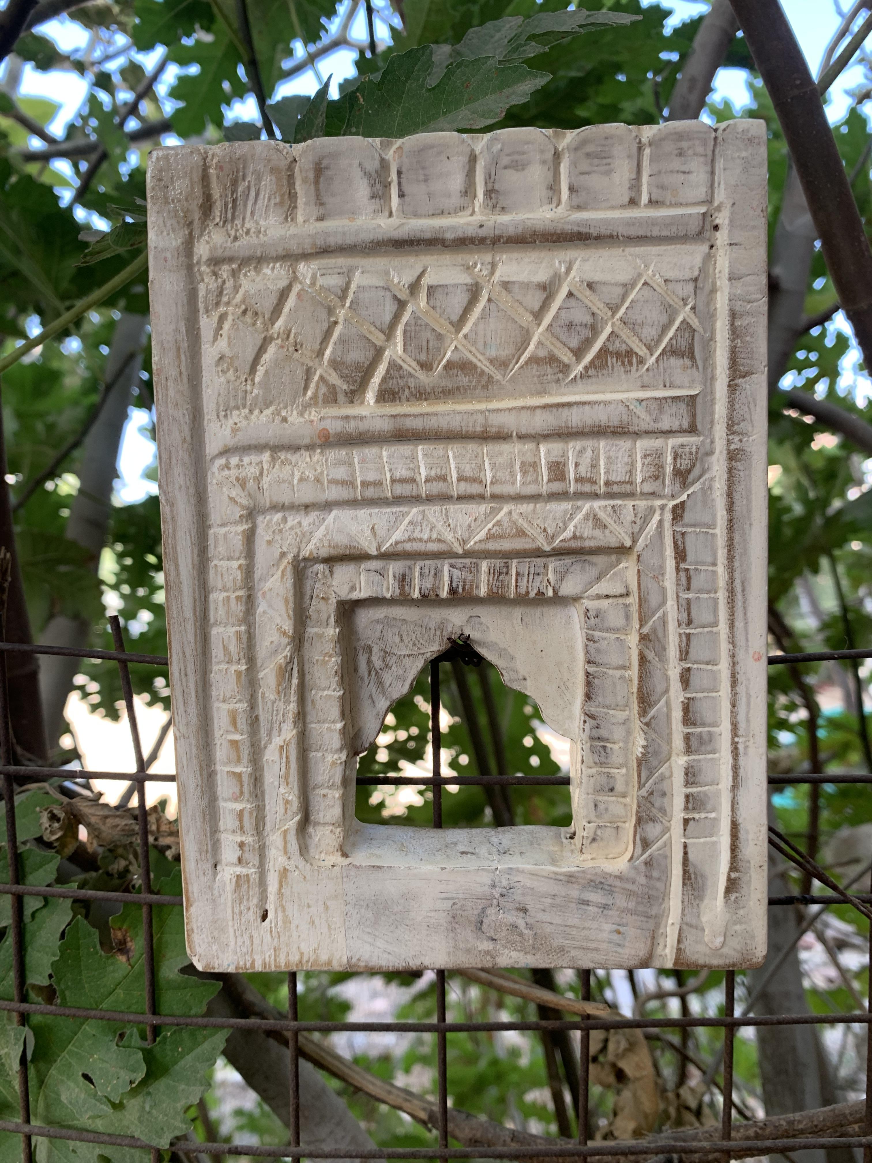 Hand Carved White Wooden Jharokha Frame – Mini Indian Window Wall Decor 7  x 5  x 1   (h x l x w) approx. белый