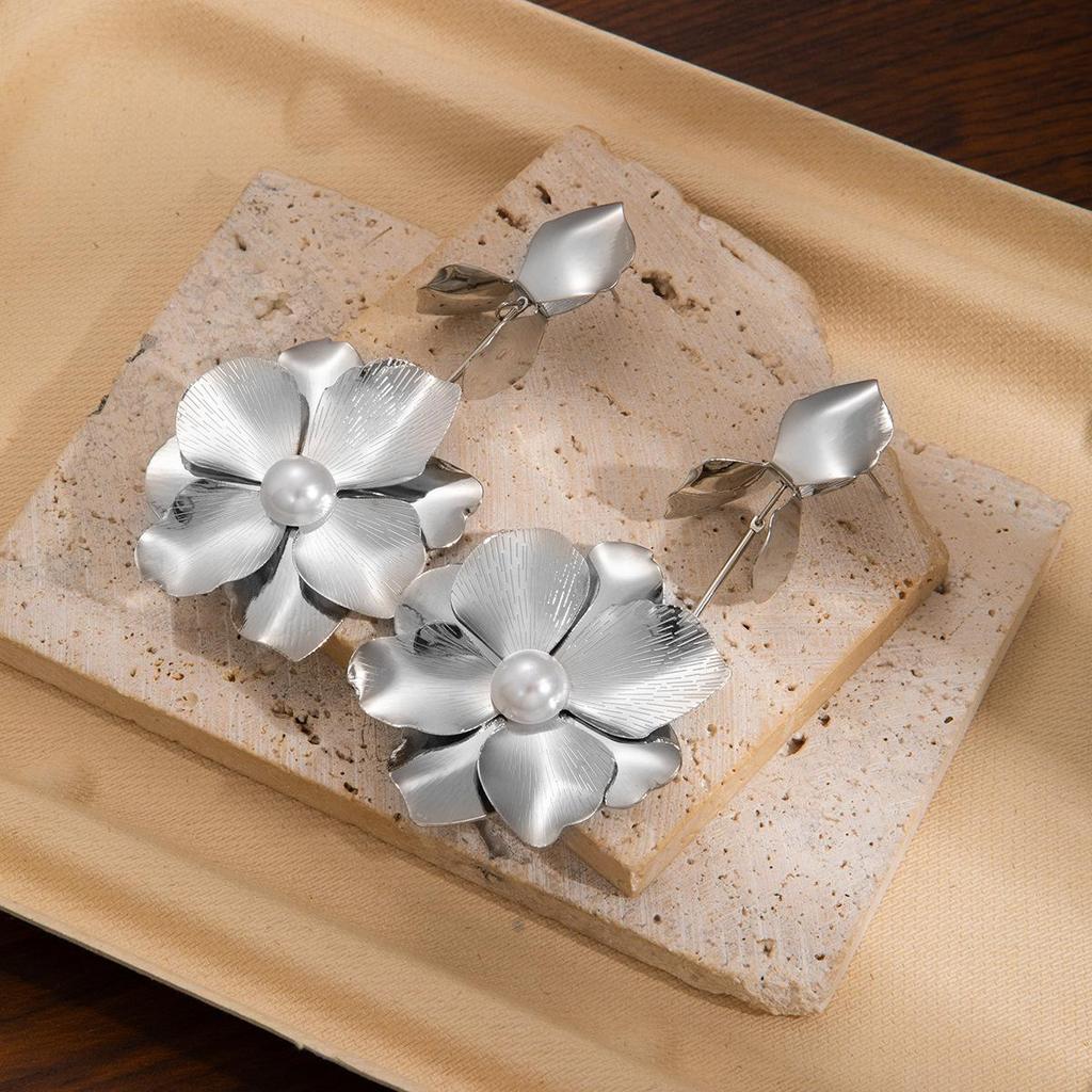 Exaggerated 3D Flower Pearl Earrings: Light Luxury, High-End Metal Style Studs