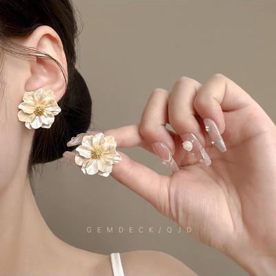Sweet Camellia Earnail Female Retro Metal Earrings Artistic Earclip