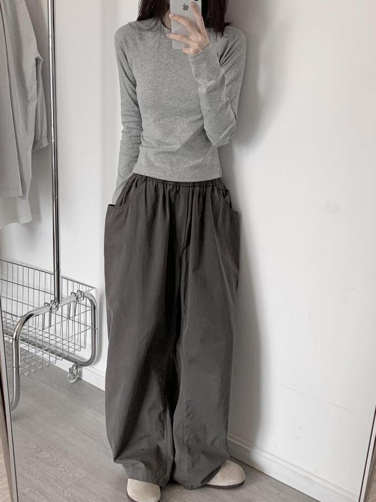 Women's Slim-Fit Retro Gray Cotton Long-Sleeve T-Shirt - Flattering Shoulders, Solid Color, Ideal for Early Autumn Layering