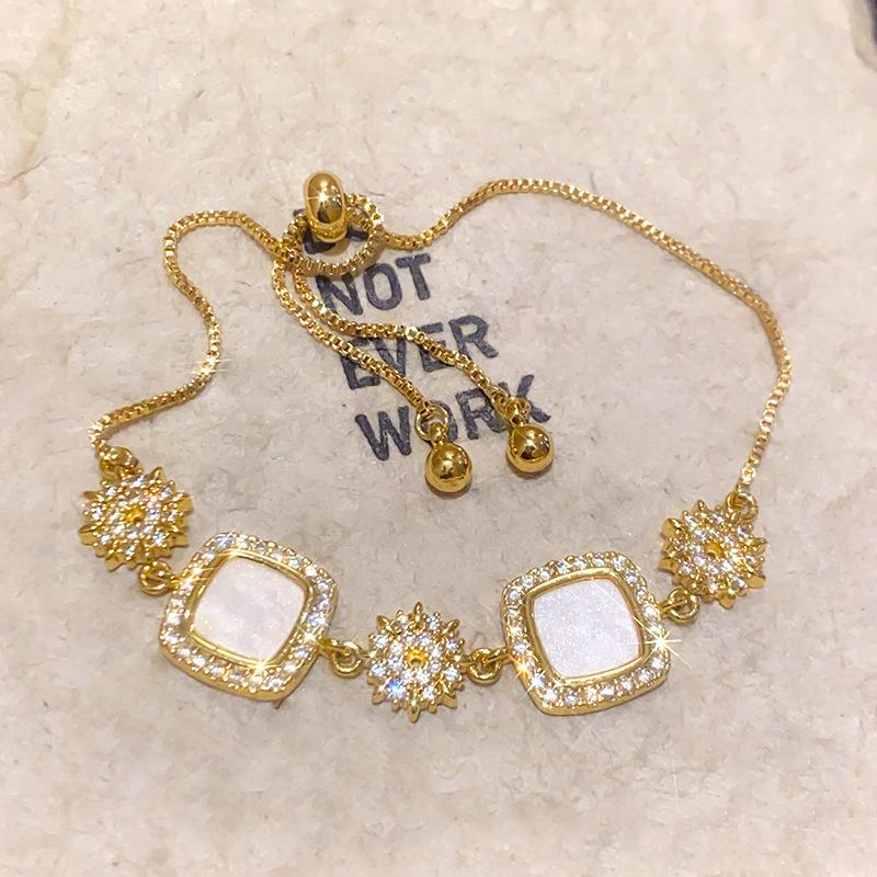 18 Karat Vergoldetes Quadratisches Zirkon-Anhänger-Armband: Exquisites Retro-Armreif für Damen - Leichter Luxus Hochwertiger Schmuck