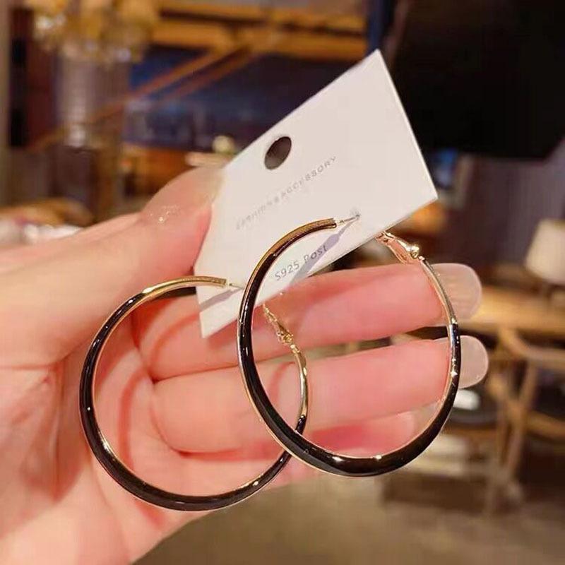 

Simple Retro Black White Oil-dripping Spiral Circle Gold Tone Large Hoop Earrings for Women Party Daily Wear Statement Jewelry