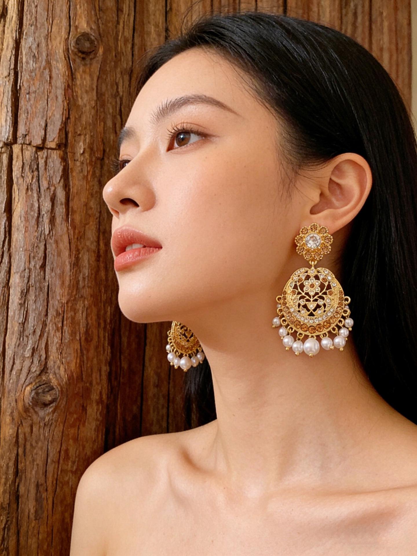 Pre-Owned Round Paved Diamond Flower Dangle Earrings, Retro French Court Style, Niche Design, High-End Feel.