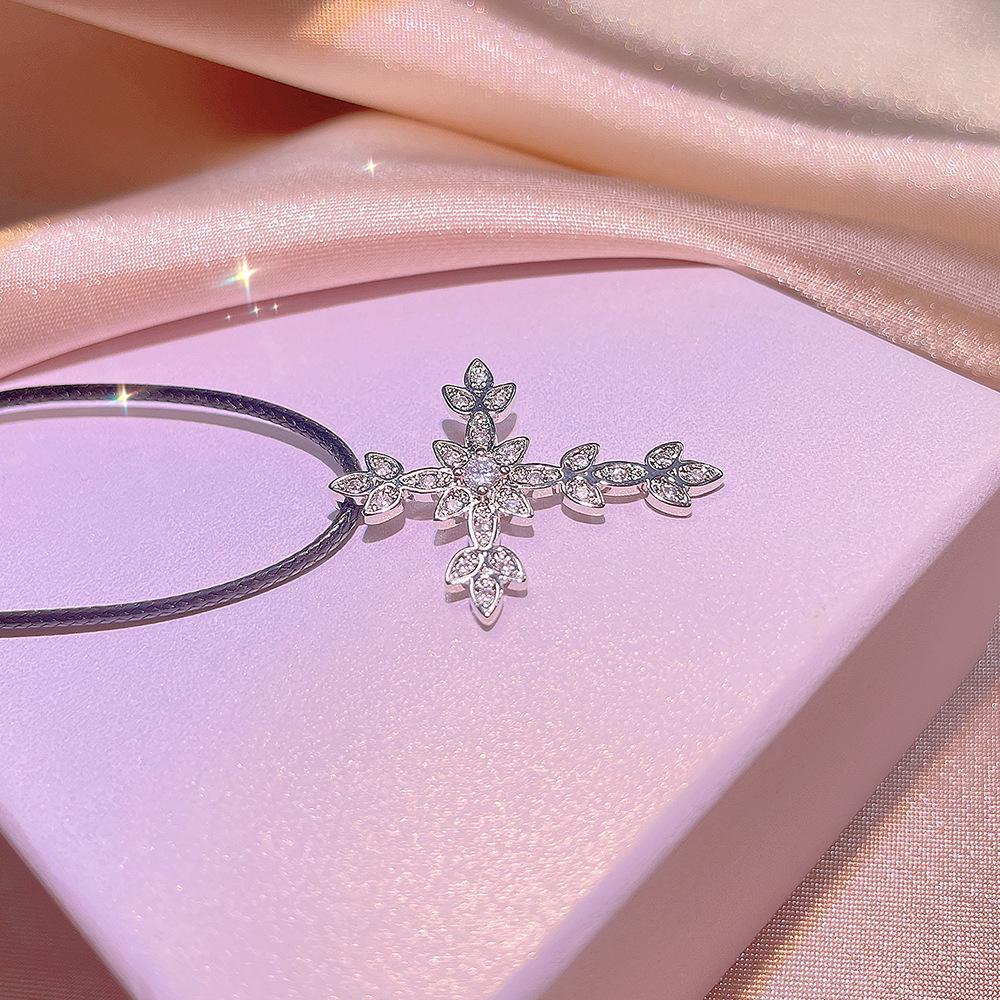 Neue Kreuzanhänger Modischer Temperament Nische Design Halskette Eingelegt mit Hochwertigem Zirkon