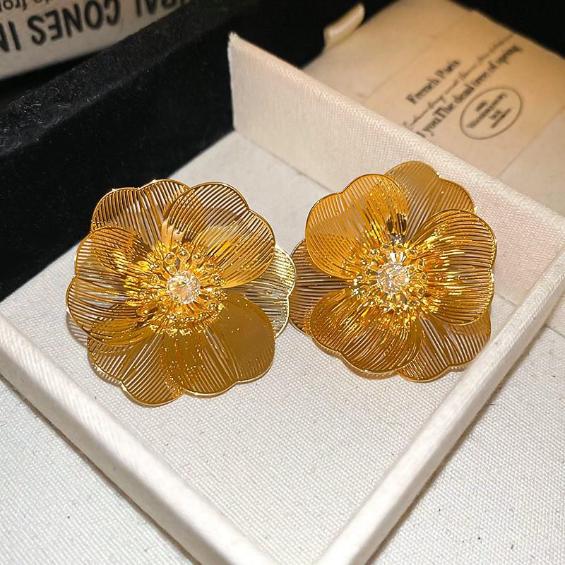 Real Gold-Plated Silver Needle Retro Flower Butterfly Pearl Stud Earrings - Exquisite High-End Design.