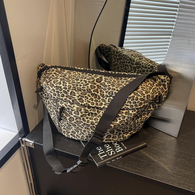 2025 Autumn New Trend Niche Fanny Pack Casual Simple Commuter Shoulder Bag Casual Leopard Print Messenger Breast Bag