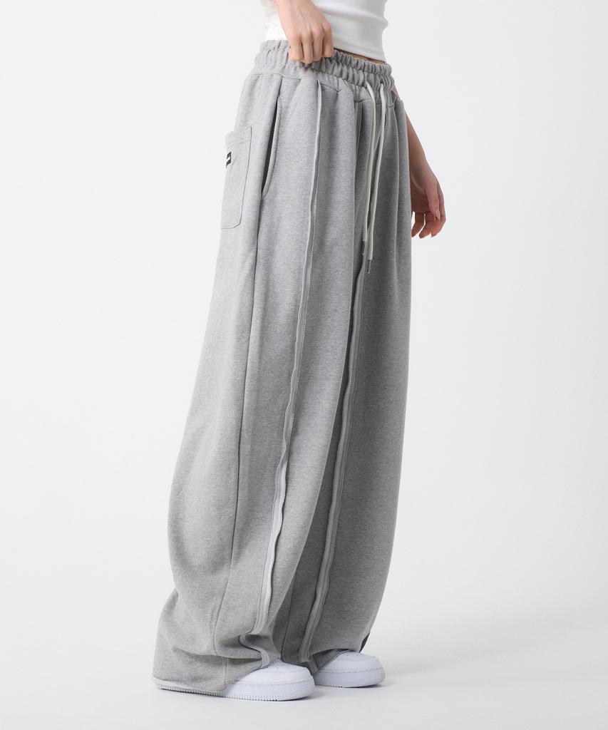 UNKNOWN PLANET Double-Pleat Wide Curved Cut Sweatpants Gray