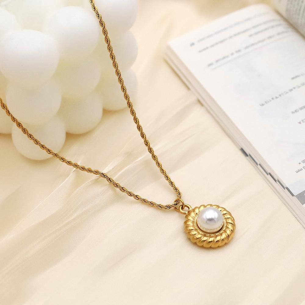French Retro Vacuum Plated Stainless Steel Pearl Pendant Collarbone Chain Twist Edge Inlaid Pearl Necklace Jewelry Women