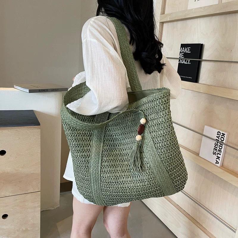 Fashion single shoulder straw woven beach wrapping machine weaving straw woven bag mahogany pendant large capacity woven bag tote bag