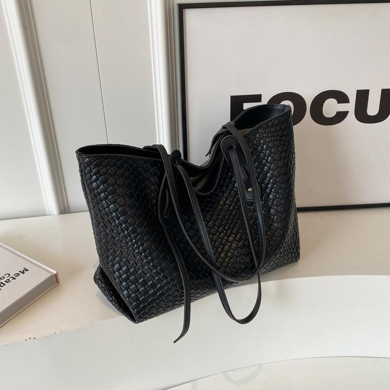 Вязаная сумка большой вместимости женская 2025 новая ретро универсальная на плечо подмышку корейская версия портативная сумка-тоут чёрный