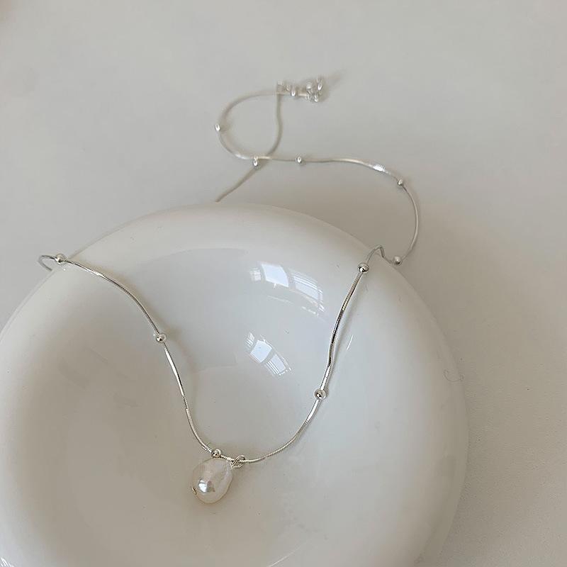 Simple and cold wind pearl necklace women's niche versatile temperament fashion light luxury style collarbone chain