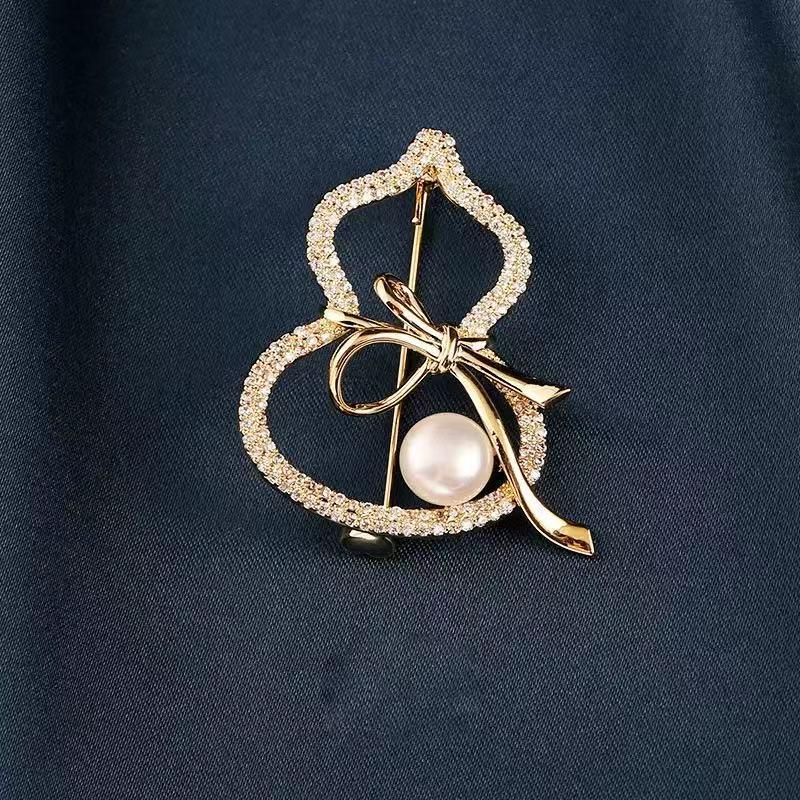 Pearl Heart Brooch: 2025 Autumn/Winter Trend - Korean Exquisite Pin for Women