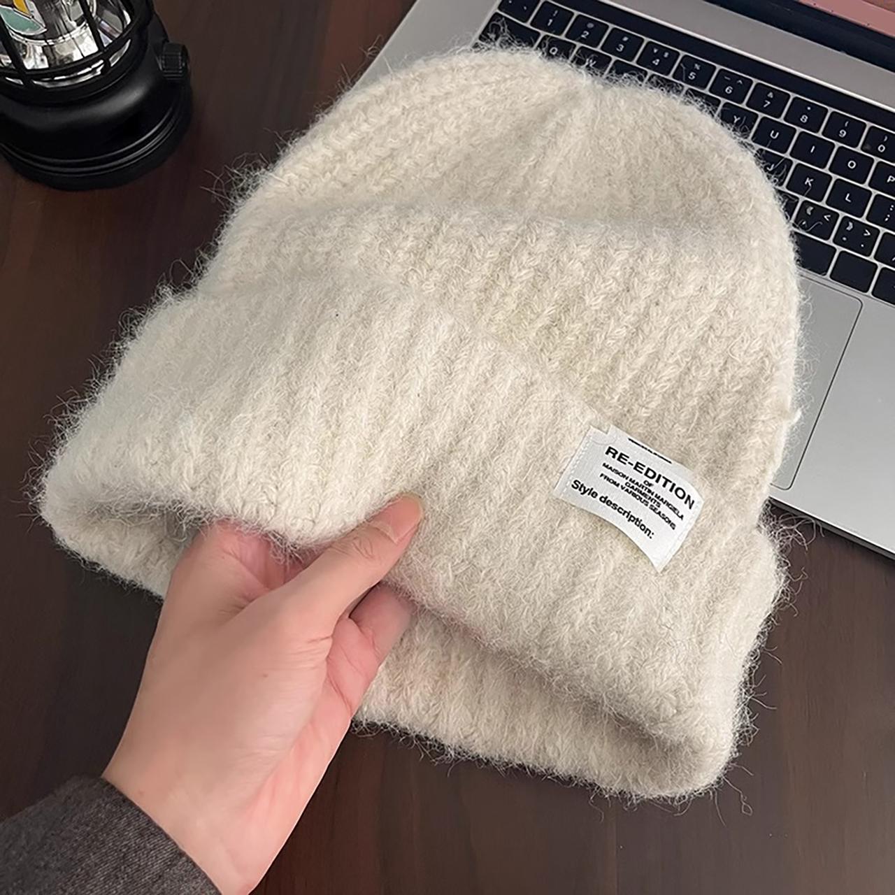 

Зимняя теплая шерстяная вязаная шапка для женщин, однотонная, эластичная, с защитой ушей, модные шапки с лейблом, простая шапка-пуловер для корейской девушки бежевый