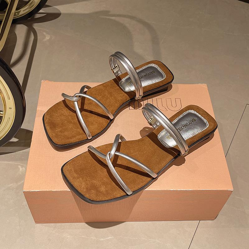 

Модные крутые тапочки женские летние новые высококлассные красивые тапочки на толстом каблуке 35 серебряный