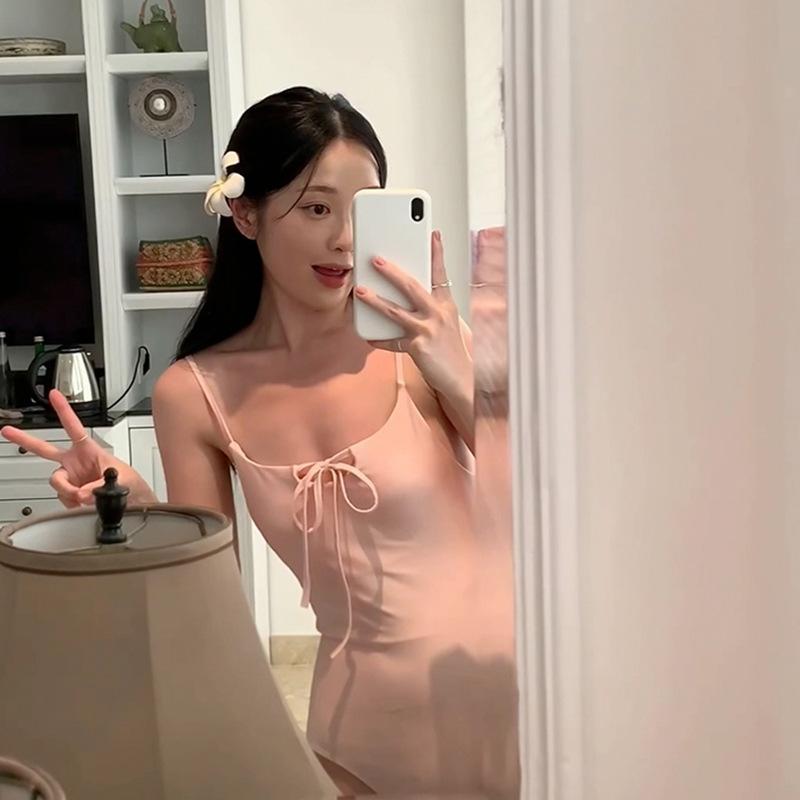 Korean version of pink suspender one-piece swimsuit beautiful girl small chest simple retro hot spring swimsuit vacation pure desire wind one-piece