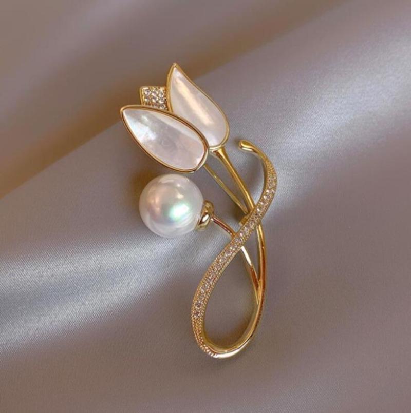 

Simple Imitation Full Pearl Flower Brooch for Women Pins Women Clothing Jewelry Accessories Wedding Jewelry Gifts