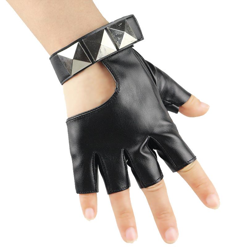 

Танцевальные кожаные перчатки без пальцев, отделка заклепками, мужские и женские кожаные ПУ на четыре сезона для вождения, уличные с открытыми пальцами one size fits all чёрный