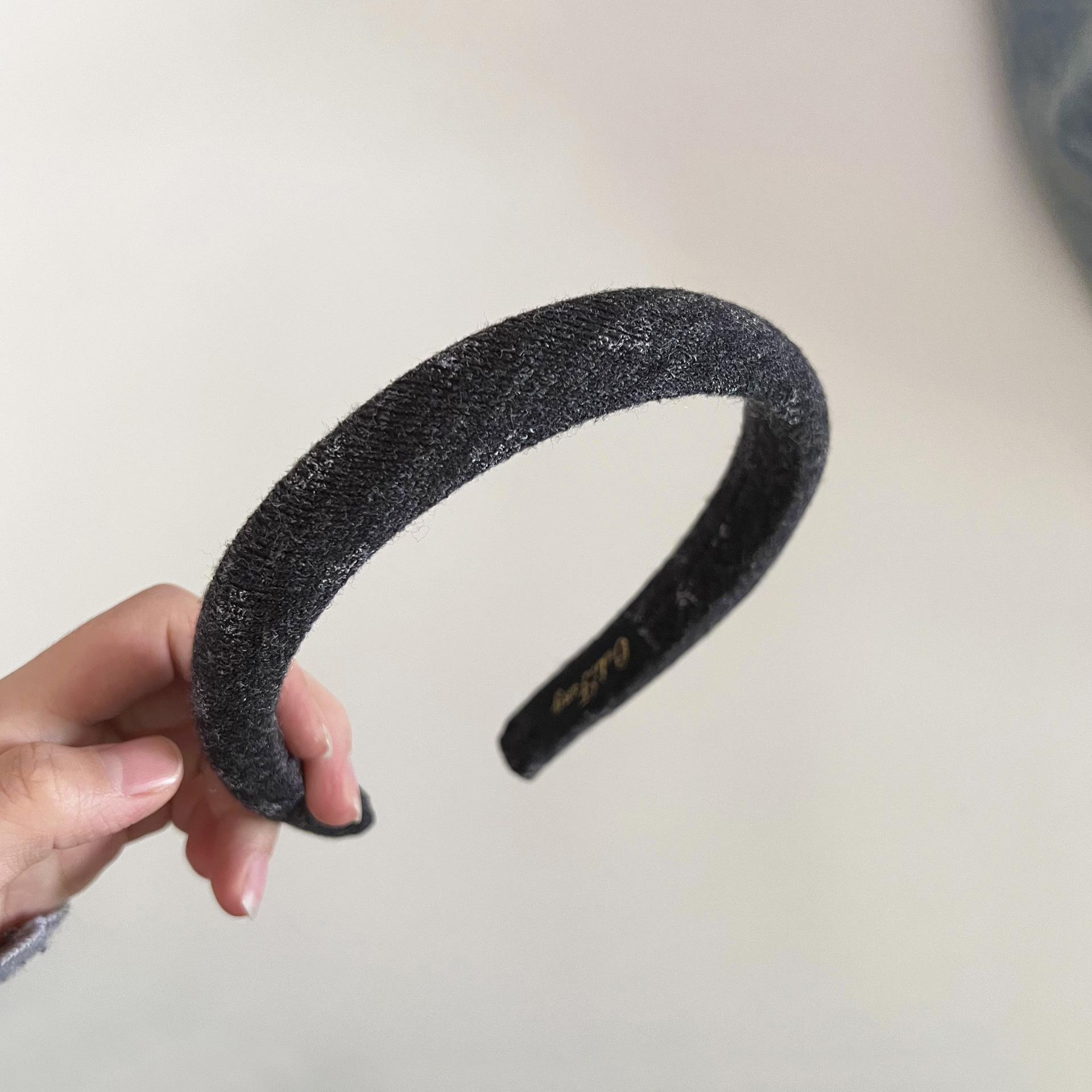 

Retro Floral Knit Sponge Headband for Women, A Sophisticated and Versatile Headband for All Occasions. 16.5*14.5cm