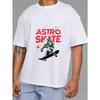 Astro Skate T-Shirt Weiß Astronaut fährt Skateboard mit rotem Text und Sterne-Grafik Streetwear Freizeitkleidung für Männer und Frauen