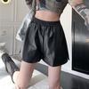 Damenmode Herbst Frühling Vielseitige PU-Leder-Shorts Elastische Taille Mini-Lederhosen Freundinnen-Stil Heiße Hosen Mini-Shorts