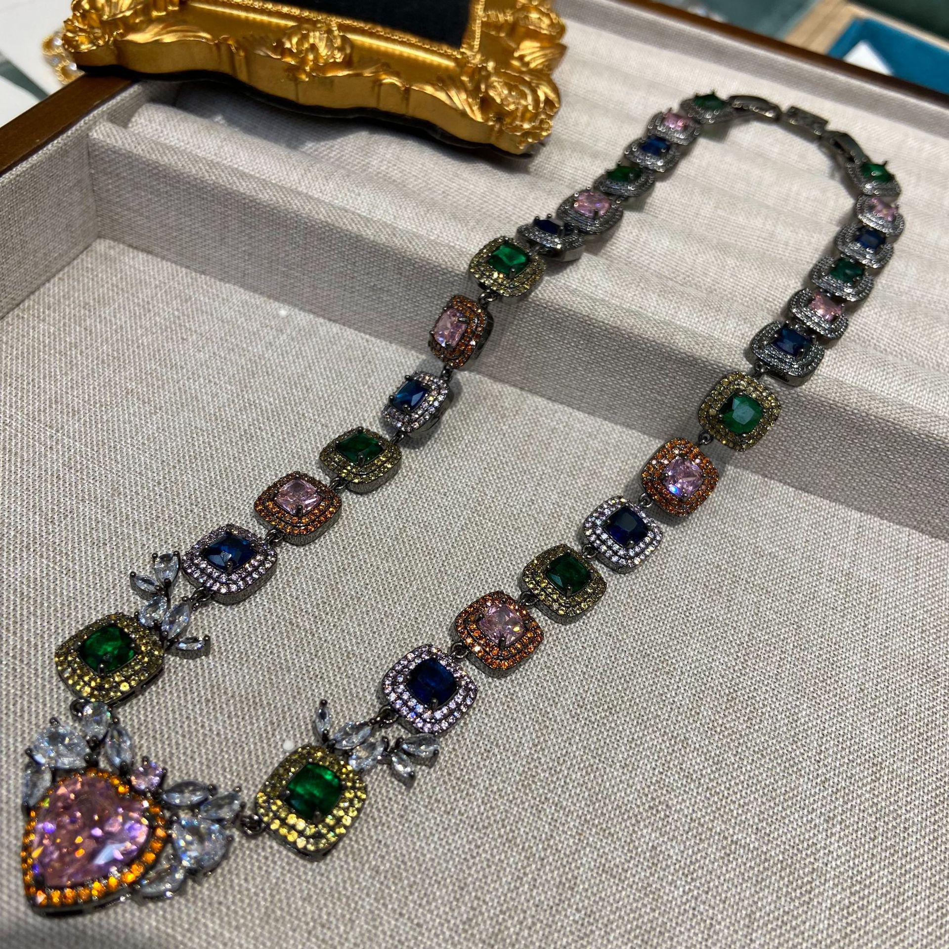 

Ожерелье из позолоченного 18-каратным золотом «Дикий эльф» с радужным розовым драгоценным камнем и большим персиковым кулоном в форме сердца