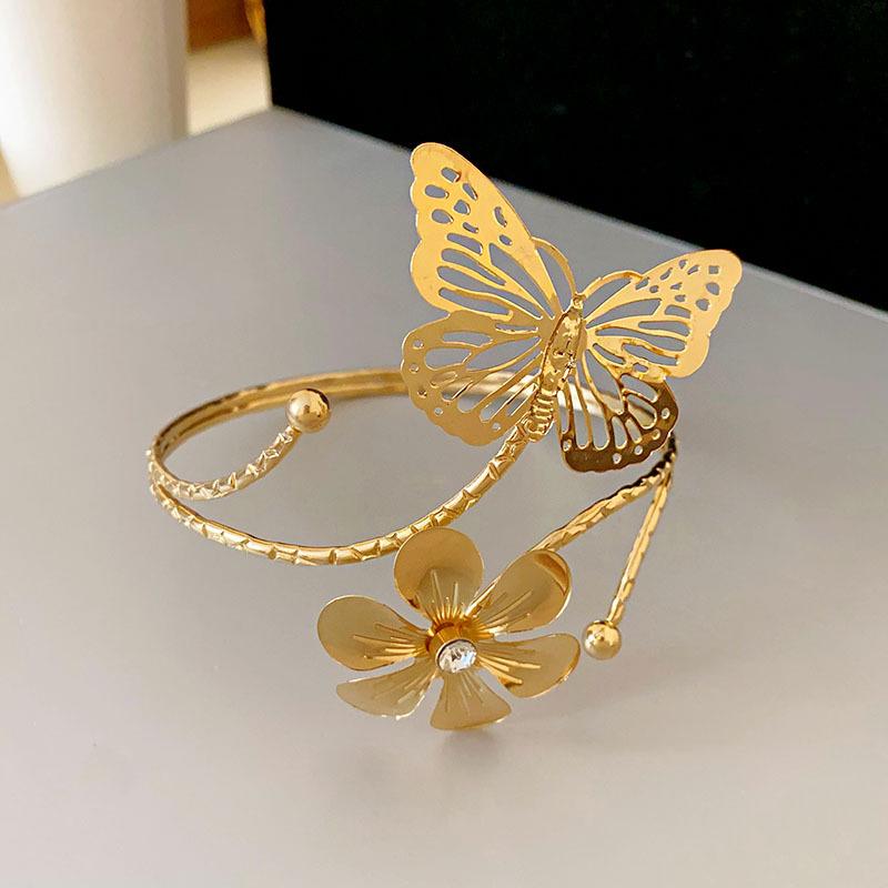 European & American Pleated Metal Bangle: Elegant Cold-Style Bracelet with High-End Luxury Design