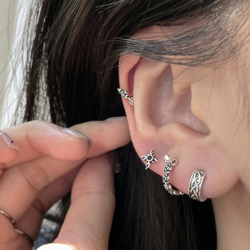 Niche High-end Multi-ear Hole Ear Buckle Women's Retro Rose Flower Design Commuter Back-to-school Ambience Fashion Daily Jewelry
