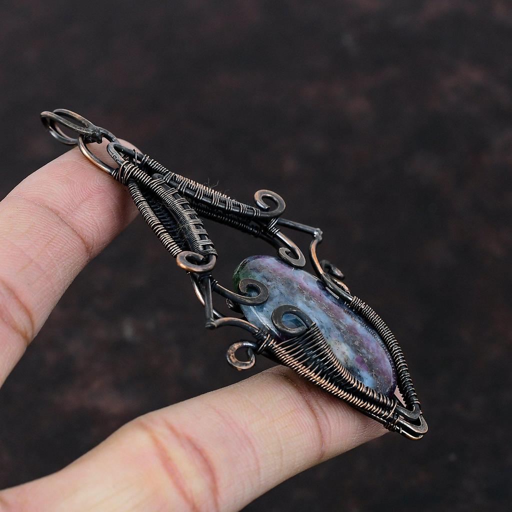 Pandantiv Cianit Albastru Rubin Pandantiv Înfășurat cu Sârmă de Cupru Bijuterii Elegante Lucrate Manual Pandantiv cu Design de Ultimă Oră Cadou Pentru Ea Bijuterii din Cupru cu Piatră Prețioasă