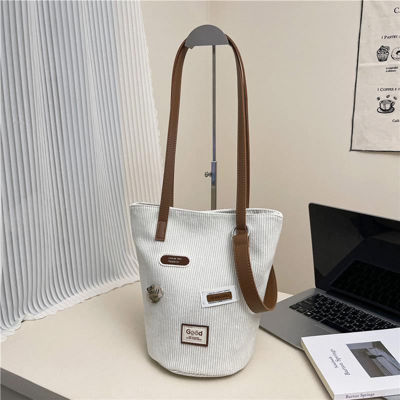 

Korean version of fashionable retro bucket bag women s large capacity 2025 new messenger bag women ins shoulder messenger bag белый