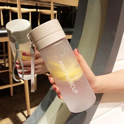 Tragbarer Sport-Wasserbecher, groß, für Herren und Damen, Fitness, große Kapazität, einfache, frische Mori-Sommer-Wasserflasche aus Kunststoff, Fallschutz
