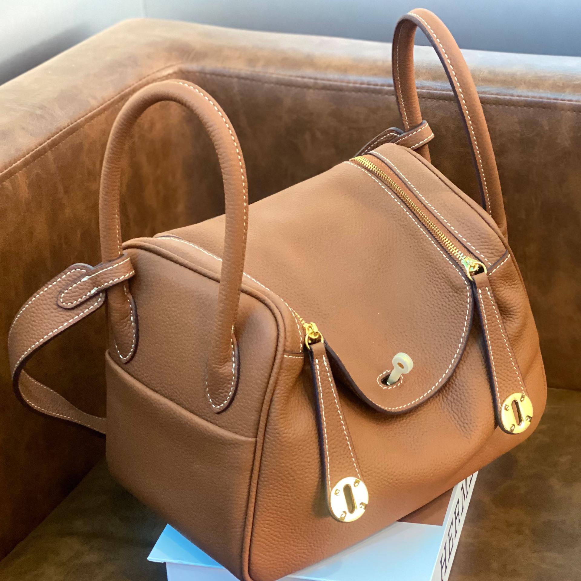 

Женская сумка-доктор Lindy из натуральной кожи - 2022 Lychee Pattern Сумка и сумка через плечо 26cm L x 19cm H x 12cm W