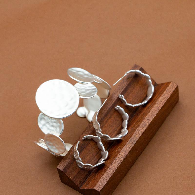 High-End Herbst/Winter Modeaccessoires: Galvanisierter Armreifring - Leichter Luxus, Nischendesign, Vielseitiger Stil für Frauen