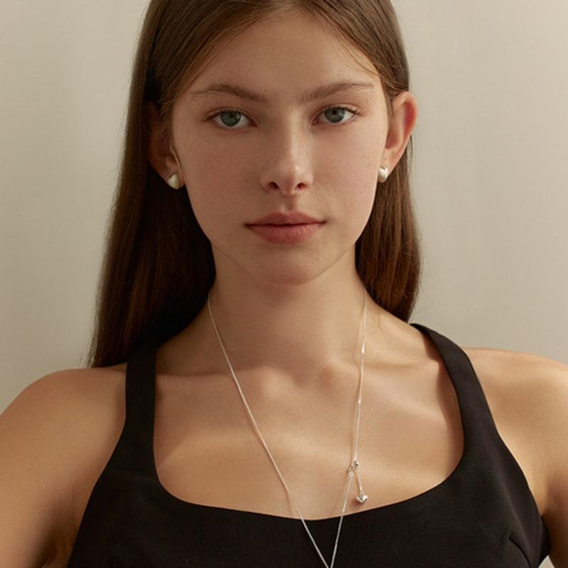 Lewy kolczyk serce w matowym srebrze