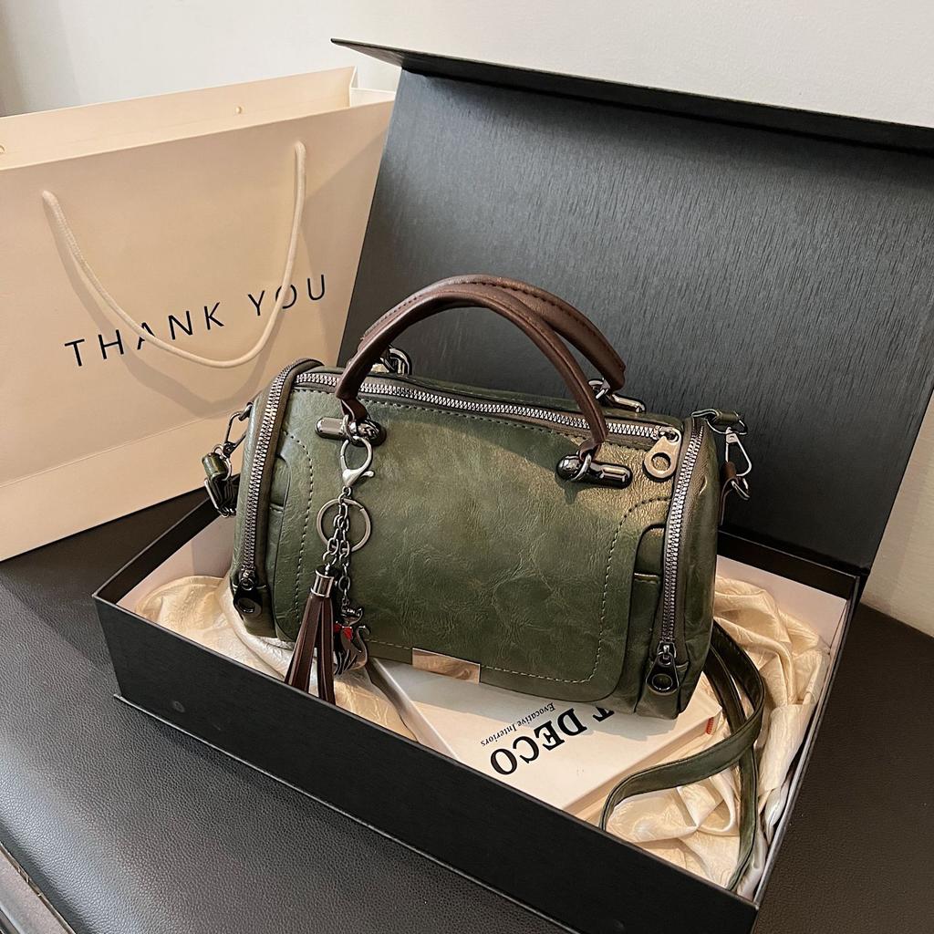 Ladies' high-end retro Boston bag, casual versatile shoulder bag, messenger bag with fringed portable pendant.