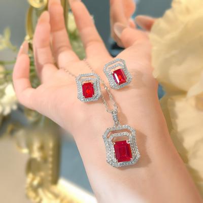 Ensemble de bijoux pendentif en corindon rouge carré automne et hiver, boucles d'oreilles à tige en diamant à haute teneur en carbone rétro haut de gamme pour femmes