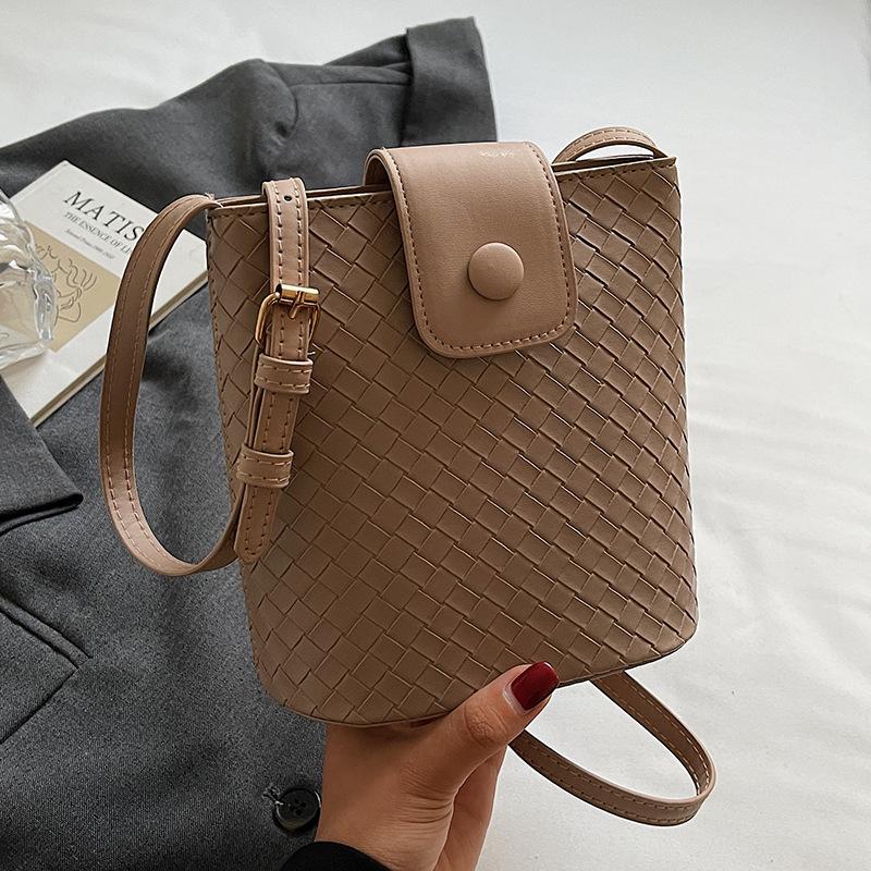 

Premium texture niche bucket bag women s 2025 new trendy fashion messenger bag women s foreign style versatile shoulder bag women хакі