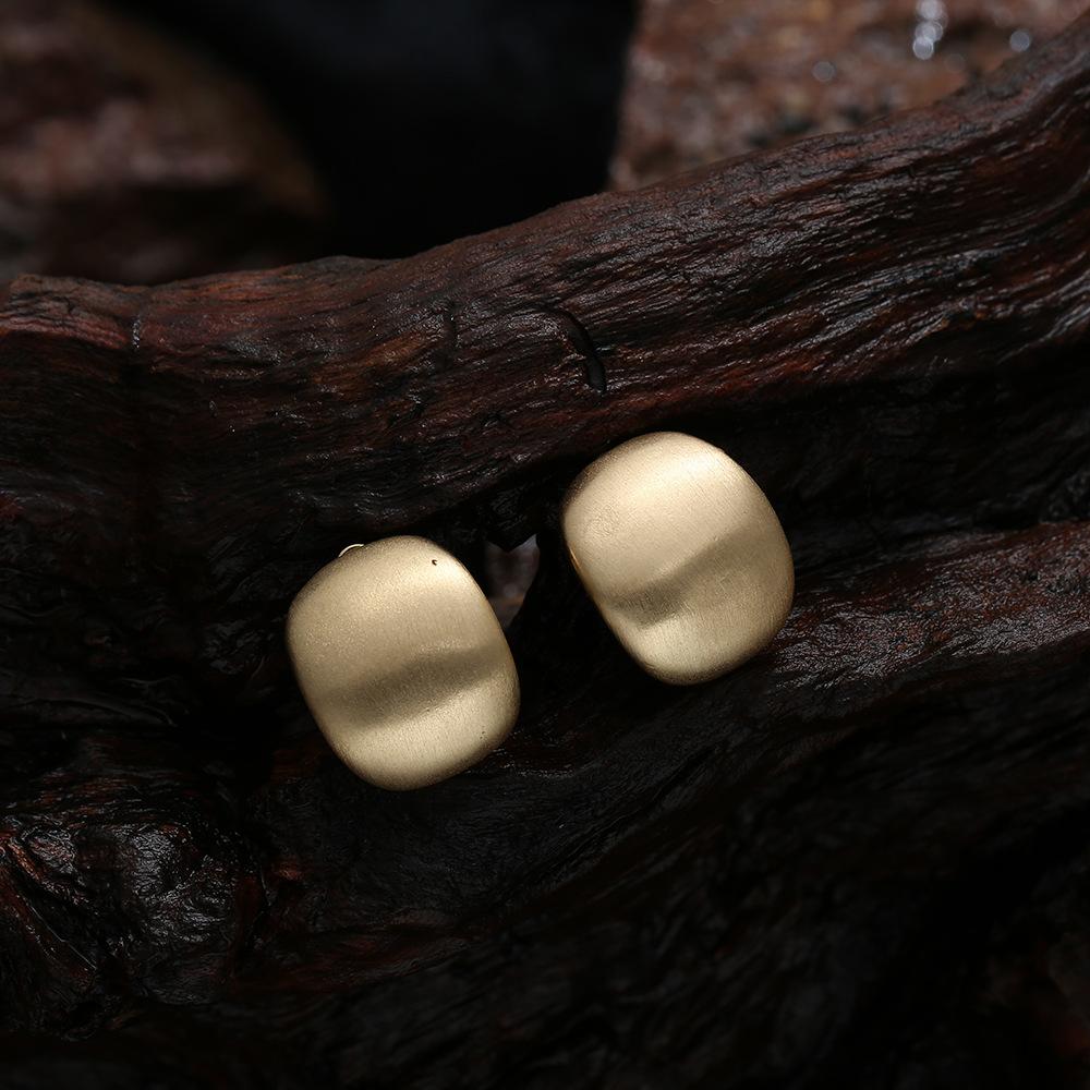 European and American small and delicate ear clips, fashionable brushed and versatile mid-length earrings